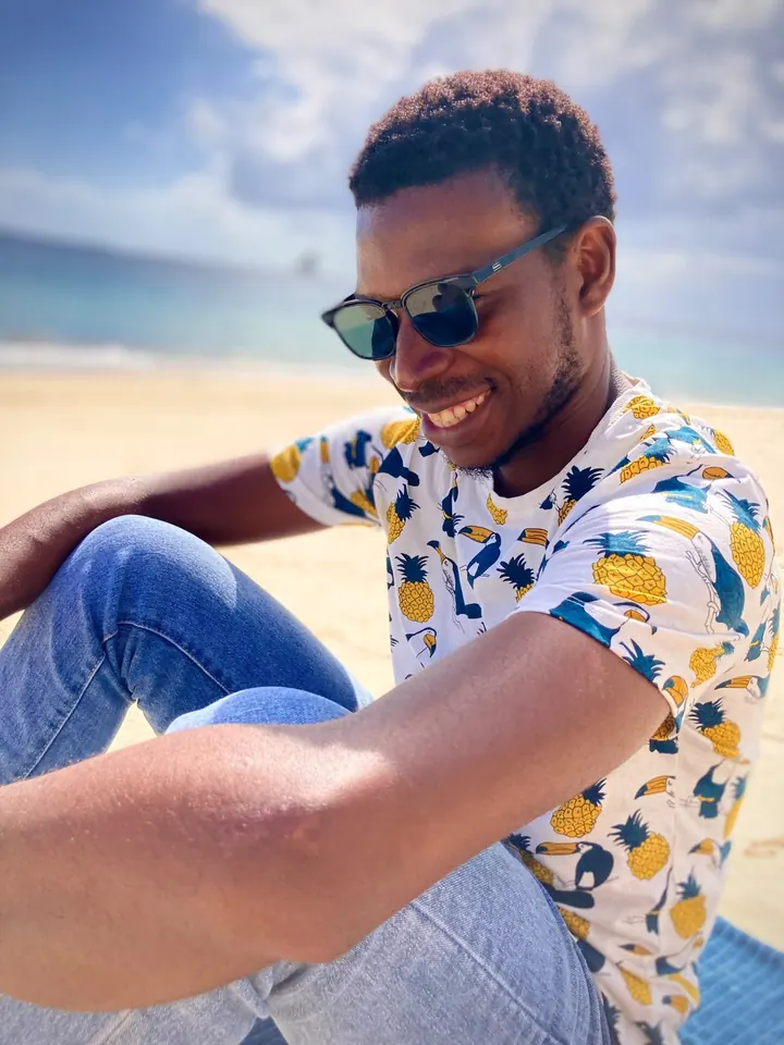 Frank, założyciel Zanzibar Roots, na plaży