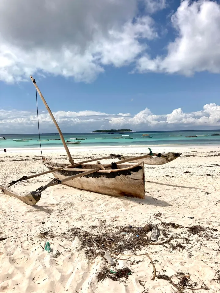 Tradycyjna łódź na białej plaży Zanzibaru