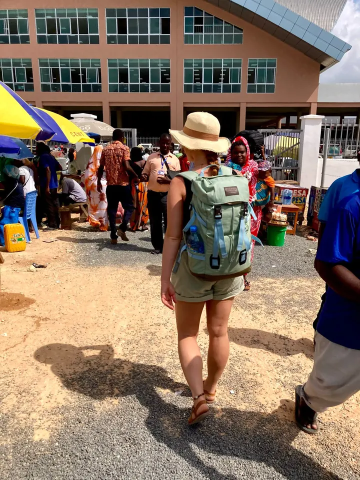 Une voyageuse traverse un marché de Stone Town